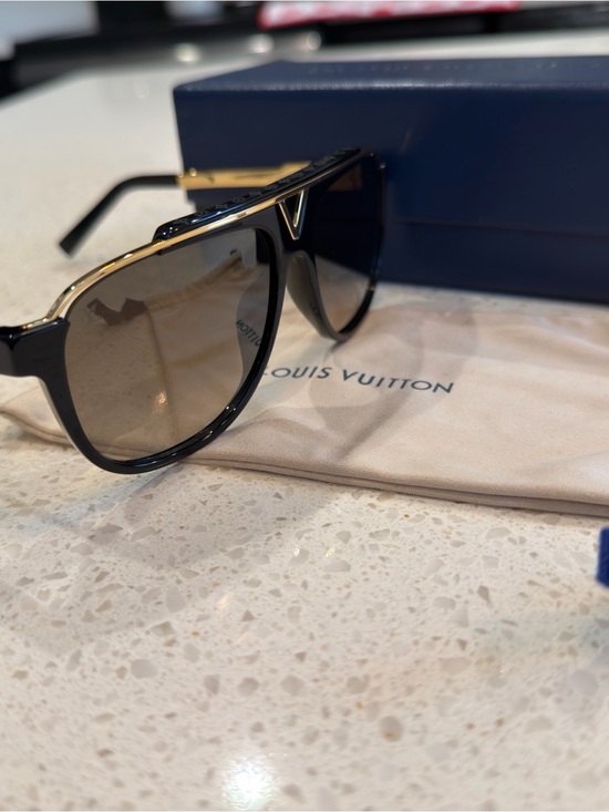 Louis Vuitton Other - Louis Vuitton Black & Gold Aviator Sunglasses with Gradient Lenses